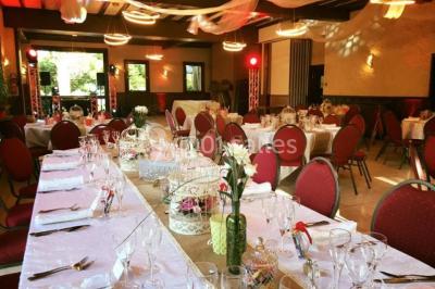 Miniature Location salle Ham-en-Artois (Pas-de-Calais) - Abbaye Saint-Benoît #6 Vitrine d'une charcuterie avec un large choix de produits, dont viandes, fromages et spécialités locales.