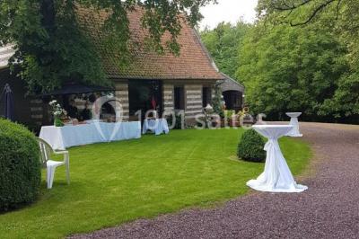 Miniature Location salle Ham-en-Artois (Pas-de-Calais) - Abbaye Saint-Benoît #4 Vitrine d'une charcuterie avec un large choix de produits, dont viandes, fromages et spécialités locales.