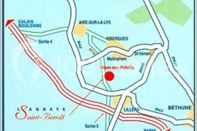 Miniature Location salle Ham-en-Artois (Pas-de-Calais) - Abbaye Saint-Benoît #20 Vitrine d'une charcuterie avec un large choix de produits, dont viandes, fromages et spécialités locales.