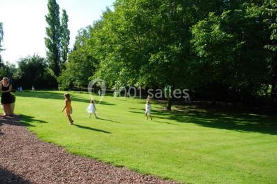Miniature Location salle Ham-en-Artois (Pas-de-Calais) - Abbaye Saint-Benoît #9 Vitrine d'une charcuterie avec un large choix de produits, dont viandes, fromages et spécialités locales.