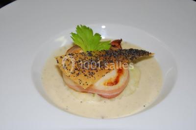 Miniature Location salle Ham-en-Artois (Pas-de-Calais) - Abbaye Saint-Benoît #14 Vitrine d'une charcuterie avec un large choix de produits, dont viandes, fromages et spécialités locales.