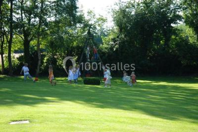 Miniature Location salle Ham-en-Artois (Pas-de-Calais) - Abbaye Saint-Benoît #12 Vitrine d'une charcuterie avec un large choix de produits, dont viandes, fromages et spécialités locales.