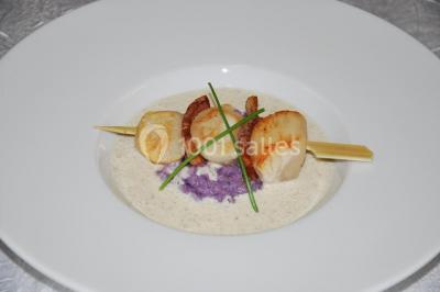 Miniature Location salle Ham-en-Artois (Pas-de-Calais) - Abbaye Saint-Benoît #16 Vitrine d'une charcuterie avec un large choix de produits, dont viandes, fromages et spécialités locales.