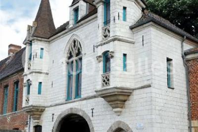 Miniature Location salle Ham-en-Artois (Pas-de-Calais) - Abbaye Saint-Benoît #3 Vitrine d'une charcuterie avec un large choix de produits, dont viandes, fromages et spécialités locales.