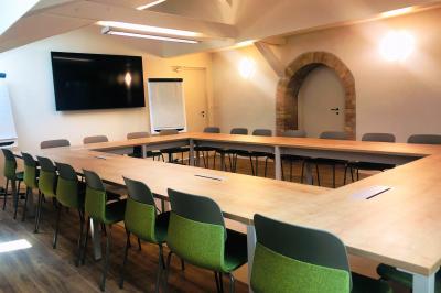 Allée pavée bordée de bougies allumées menant à une grande maison éclairée au crépuscule.