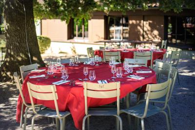 Allée pavée bordée de bougies allumées menant à une grande maison éclairée au crépuscule.