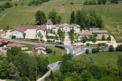 Allée pavée bordée de bougies allumées menant à une grande maison éclairée au crépuscule.