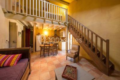 Tables rondes dressées avec nappes blanches et décorations, disposées en extérieur sur une terrasse ensoleillée.
