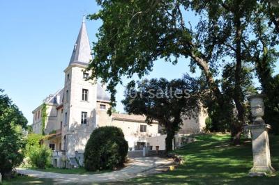 Tables rondes dressées avec nappes blanches et décorations, disposées en extérieur sur une terrasse ensoleillée.
