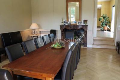 Tables rondes dressées avec nappes blanches et décorations, disposées en extérieur sur une terrasse ensoleillée.