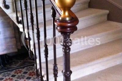 Tables rondes dressées avec nappes blanches et décorations, disposées en extérieur sur une terrasse ensoleillée.