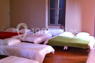 Tables rondes dressées avec nappes blanches et décorations, disposées en extérieur sur une terrasse ensoleillée.