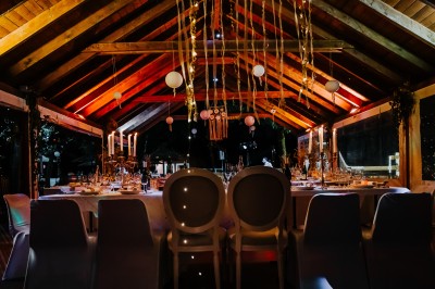 Un couple en tenue de mariage pose devant un groupe de cavaliers alignés sur des chevaux dans un espace verdoyant.