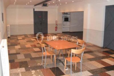 Cuisine moderne avec meubles rouges, plan de travail noir, électroménagers intégrés et carrelage à motifs au sol.