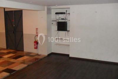 Cuisine moderne avec meubles rouges, plan de travail noir, électroménagers intégrés et carrelage à motifs au sol.