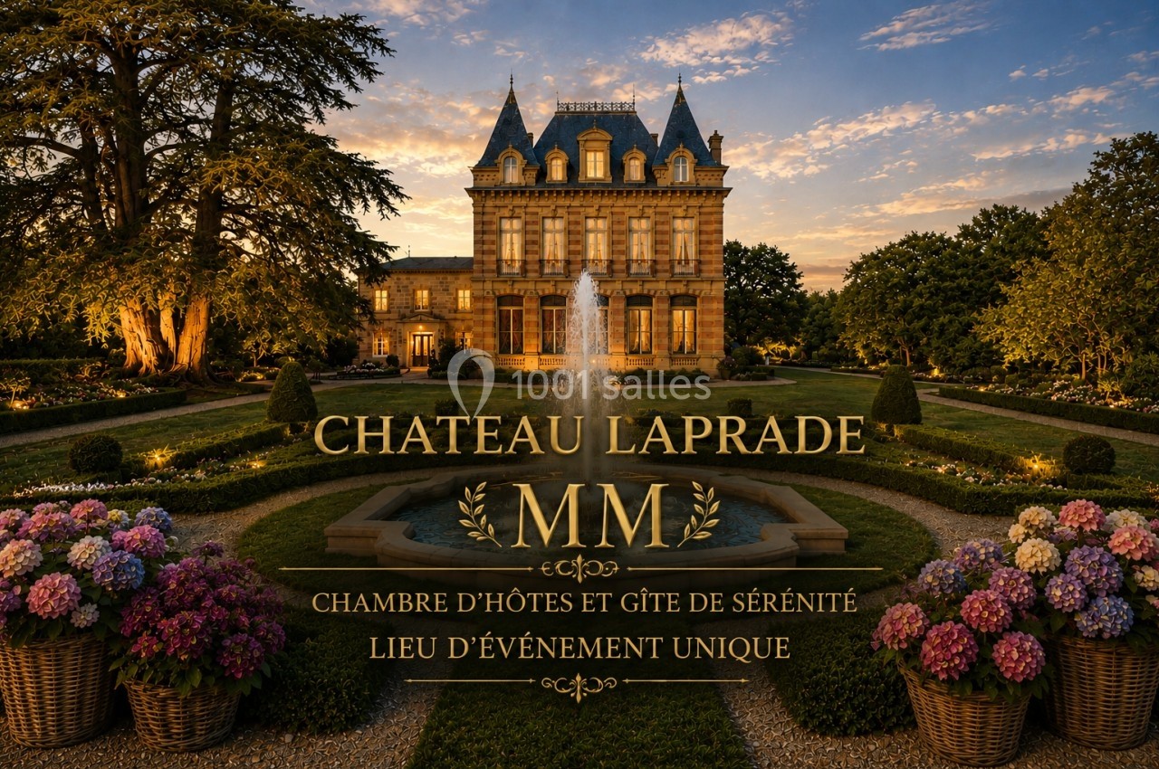 Façade d'un château entouré de jardins fleuris avec une fontaine centrale, éclairé à la tombée de la nuit.