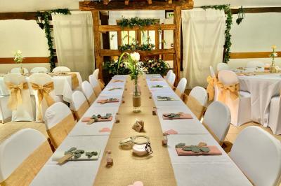 Voiture ancienne bleue décorée de rubans blancs et de fleurs pour une cérémonie, stationnée en extérieur.