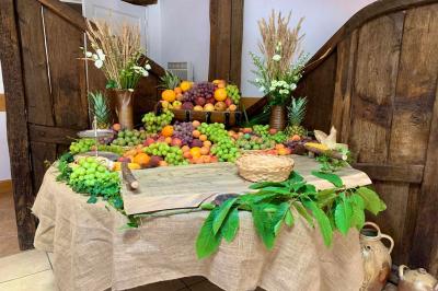 Voiture ancienne bleue décorée de rubans blancs et de fleurs pour une cérémonie, stationnée en extérieur.