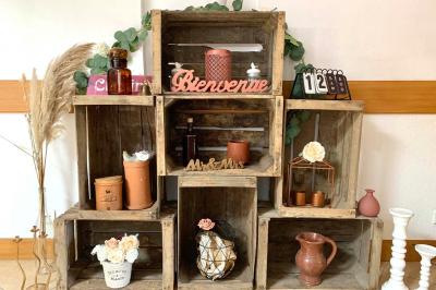 Voiture ancienne bleue décorée de rubans blancs et de fleurs pour une cérémonie, stationnée en extérieur.