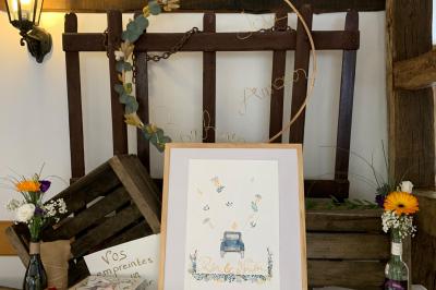 Voiture ancienne bleue décorée de rubans blancs et de fleurs pour une cérémonie, stationnée en extérieur.