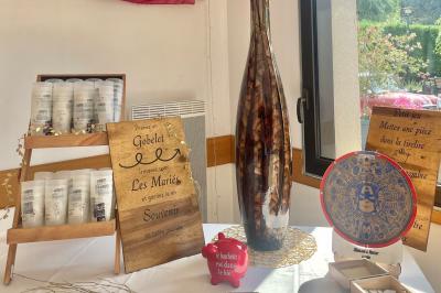 Voiture ancienne bleue décorée de rubans blancs et de fleurs pour une cérémonie, stationnée en extérieur.