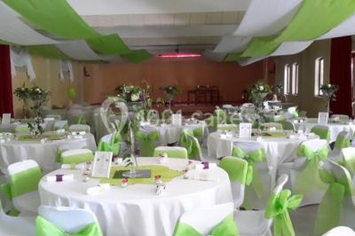 Miniature Location salle Onzain (Loir-et-Cher) - Le Manoir du Moulin #11 Vue depuis une terrasse rouge sur un petit cours d'eau bordé d'arbres, avec des maisons en arrière-plan.