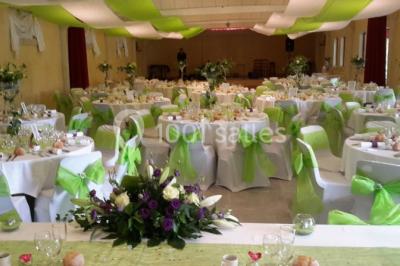 Miniature Location salle Onzain (Loir-et-Cher) - Le Manoir du Moulin #10 Vue depuis une terrasse rouge sur un petit cours d'eau bordé d'arbres, avec des maisons en arrière-plan.