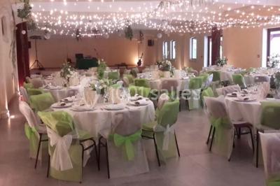 Miniature Location salle Onzain (Loir-et-Cher) - Le Manoir du Moulin #12 Vue depuis une terrasse rouge sur un petit cours d'eau bordé d'arbres, avec des maisons en arrière-plan.