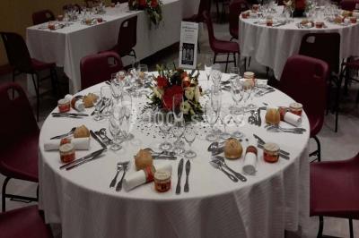 Miniature Location salle Onzain (Loir-et-Cher) - Le Manoir du Moulin #9 Vue depuis une terrasse rouge sur un petit cours d'eau bordé d'arbres, avec des maisons en arrière-plan.