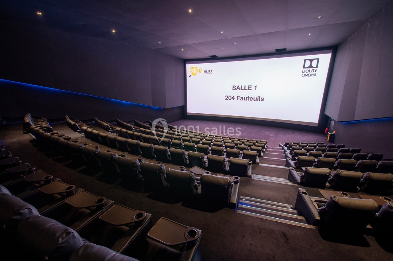Salle de cinéma moderne avec fauteuils inclinables en cuir et grand écran affichant ’Salle 1, 204 Fauteuils’.
