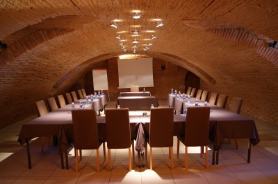 Piscine extérieure entourée de bois et de végétation, avec des transats sous une pergola en bois.