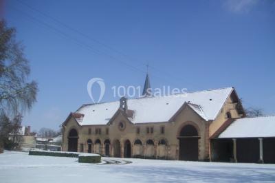 Miniature Location salle Beaulon (Allier) - Château de Beaulon #22 Vue nocturne d'un château illuminé entouré d'arbres, avec une allée sombre au premier plan.