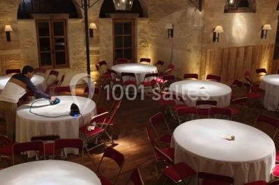 Miniature Location salle Beaulon (Allier) - Château de Beaulon #8 Vue nocturne d'un château illuminé entouré d'arbres, avec une allée sombre au premier plan.