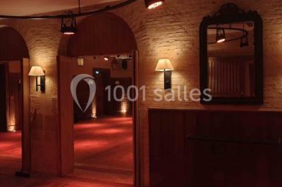 Miniature Location salle Beaulon (Allier) - Château de Beaulon #14 Vue nocturne d'un château illuminé entouré d'arbres, avec une allée sombre au premier plan.