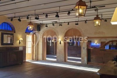 Miniature Location salle Beaulon (Allier) - Château de Beaulon #10 Vue nocturne d'un château illuminé entouré d'arbres, avec une allée sombre au premier plan.