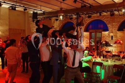 Miniature Location salle Beaulon (Allier) - Château de Beaulon #11 Vue nocturne d'un château illuminé entouré d'arbres, avec une allée sombre au premier plan.