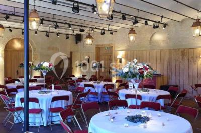 Miniature Location salle Beaulon (Allier) - Château de Beaulon #16 Vue nocturne d'un château illuminé entouré d'arbres, avec une allée sombre au premier plan.