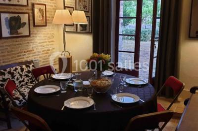 Miniature Location salle Beaulon (Allier) - Château de Beaulon #15 Vue nocturne d'un château illuminé entouré d'arbres, avec une allée sombre au premier plan.