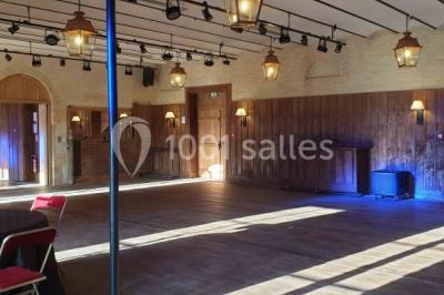 Miniature Location salle Beaulon (Allier) - Château de Beaulon #18 Vue nocturne d'un château illuminé entouré d'arbres, avec une allée sombre au premier plan.