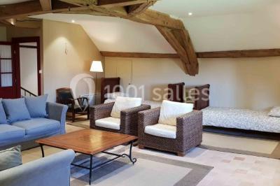 Miniature Location salle Beaulon (Allier) - Château de Beaulon #23 Vue nocturne d'un château illuminé entouré d'arbres, avec une allée sombre au premier plan.