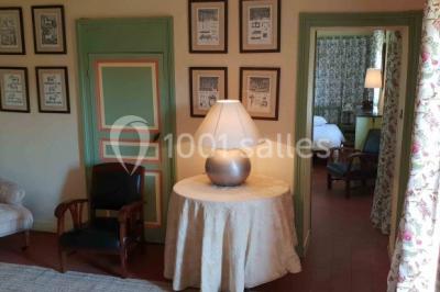 Miniature Location salle Beaulon (Allier) - Château de Beaulon #24 Vue nocturne d'un château illuminé entouré d'arbres, avec une allée sombre au premier plan.