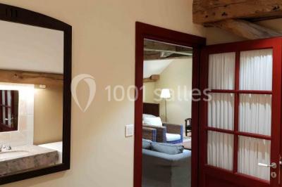 Miniature Location salle Beaulon (Allier) - Château de Beaulon #25 Vue nocturne d'un château illuminé entouré d'arbres, avec une allée sombre au premier plan.