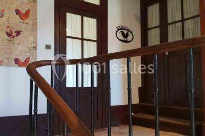 Miniature Location salle Beaulon (Allier) - Château de Beaulon #26 Vue nocturne d'un château illuminé entouré d'arbres, avec une allée sombre au premier plan.