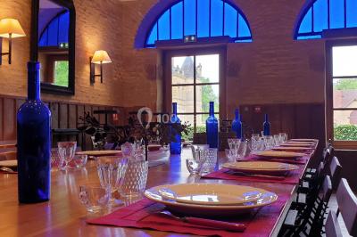 Miniature Location salle Beaulon (Allier) - Château de Beaulon #3 Vue nocturne d'un château illuminé entouré d'arbres, avec une allée sombre au premier plan.