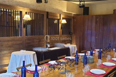 Miniature Location salle Beaulon (Allier) - Château de Beaulon #7 Vue nocturne d'un château illuminé entouré d'arbres, avec une allée sombre au premier plan.