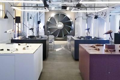 Miniature Location salle Paris 11 (Paris) - Qg Quartier General #22 Salle aménagée pour un événement avec tables recouvertes de nappes rouges, verres, fleurs et équipements de service.