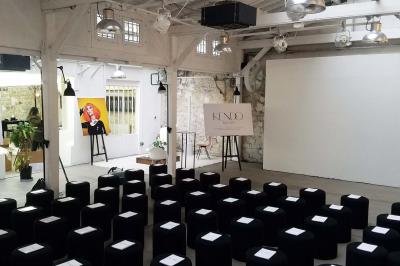 Miniature Location salle Paris 11 (Paris) - Qg Quartier General #25 Salle aménagée pour un événement avec tables recouvertes de nappes rouges, verres, fleurs et équipements de service.