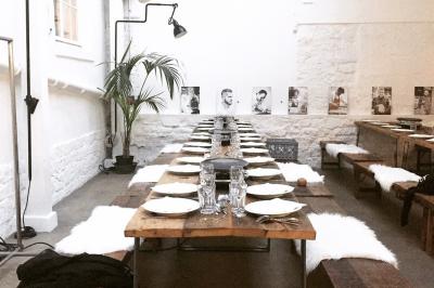 Miniature Location salle Paris 11 (Paris) - Qg Quartier General #15 Salle aménagée pour un événement avec tables recouvertes de nappes rouges, verres, fleurs et équipements de service.