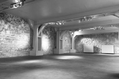 Miniature Location salle Paris 11 (Paris) - Qg Quartier General #8 Salle aménagée pour un événement avec tables recouvertes de nappes rouges, verres, fleurs et équipements de service.