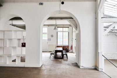 Miniature Location salle Paris 11 (Paris) - Qg Quartier General #5 Salle aménagée pour un événement avec tables recouvertes de nappes rouges, verres, fleurs et équipements de service.